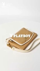PLAYBOY รุ่น Pursey coin purse กระเป๋าสตางค์ใส่เหรียญใบสั้น รหัส ST-CB251PB108 ดีไซน์หน้าจดหมายฝาพับแต่งอะไหล่โลโก้ มี 2 สี สีSand Brown และสีLight Pink
