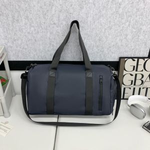 GUESS กระเป๋าใส่ฟิตเนสโยคะสำหรับว่ายน้ำขนาด46X28X21ซม. มีช่องใส่รองเท้ากระเป๋าเดินทางกระเป๋าพาดลำตัวสะพายไหล่เส้นเดียวความจุขนาดใหญ่สำหรับผู้หญิงที่ทนทานและใช้งานได้จริง