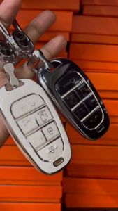 เคสรีโมทรถ รถฮูนา Hyundai STARIA 2022 ดำเนินกู้เส้นสีเงินและเส้นสีขาวเส้นสีเงิน ยกมันหรู เสริมความงาม (Black/White Silver-Line TPU Key Case)