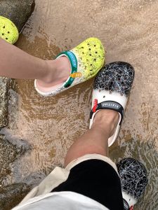 รองเท้าแตะชายหาดกันลื่นพื้นนุ่มสำหรับผู้ชายและผู้หญิง ทรงฤดูร้อน รองเท้าแตะแบบมีรู รองเท้าลำลอง สไตล์สตรีท รองเท้ากีฬากลางแจ้ง