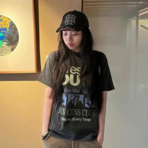 T-Shirt Oversize Ukuran Besar Motif Huruf  Katun Combed Adem 2025 Desain Streetwear Slim Fit Nyaman Baju Kasual Uniseks Gaya Remaja  Gaya Eropa - Amerika  Manis dan keren  Model tren  Modis  Serbaguna  Kerah bulat Slip - on Tops  Pakaian couple