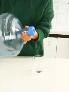 Dispenser Air Otomatis Multifungsi dengan Tangki Kapasitas Besar dan Desain Kontemporer