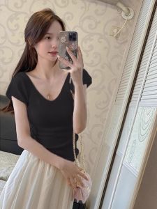 เสื้อยืดคอวีแขนสั้นผ้าไหมน้ำแข็งสีชมพูสไตล์ฝรั่งเศสสำหรับผู้หญิงในฤดูร้อน เสื้อแขนกุดทรงสลิมฟิต เสื้อผ้าทำงานสไตล์เกาหลี