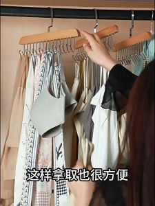 PRAY ที่แขวนเสื้อไม้เนื้อแข็งมี 8 ตะขอ ใช้งานได้อเนกประสงค์ แขวนเสื้อชุดชั้นใน/หมวก/เนคไท/เข็มขัด/กระเป๋า ฯลฯ