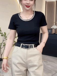 เสื้อยืดแขนสั้นทรงเข้ารูปสำหรับผู้หญิง ดีไซน์เว้ากลม เสื้อเชิ้ตฐานที่มีเพชร แฟชั่นฤดูร้อน สไตล์ทำงาน สีดำ