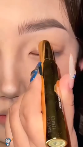 Three-color eyeshadow stick multi-functional easy-to-use eyeshadow stick waterproof and sweatproof even color payoff and no fallout.