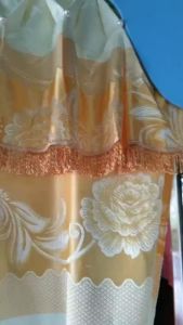 Rèm Cửa Sổ Thanh Ngọc Vải Gấm Thêu Hoa Văn Nổi Xẻ Giữa Màu Vàng