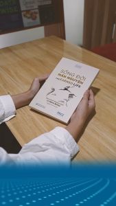 Sách - Sống Đời Mãn Nguyện (The Earned Life : Lose Regret Choose Fulfillment) - PACE Books