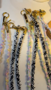 สายชาร์จ 2in1 สายคล้องคอแบบยืดหดได้ สายชาร์จโทรศัพท์สีทอรูปแบบสายชาร์จแบบพกพาสําหรับ ios/Type C