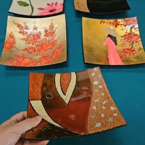 Dĩa Vuông Sơn Mài Thanh Bình Lê  – Cô Gái Hoa Đào | Size 18/25/30/35 cm