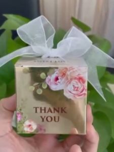 Combo 20 hộp quà tặng Metalize vuông (6 x 6 x 6cm) màu vàng nắp gài đính nơ trắng