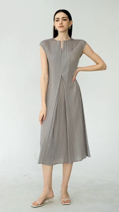 Miyake pleated dress เสื้อพลีทแขนกุด Dressed2023ฤดูร้อนเสื้อผ้าสตรีชุดเดรสคอวีฤดูร้อน
