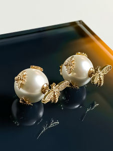 ต่างหูไข่มุกเงางold Bee รุ่นใหม่ 2025 สำหรับผู้หญิง ต่างหูแฟชั่นแบบฝรั่งเศส หินประดับเพชร วัสดุผสม จี้หูทรงกลม