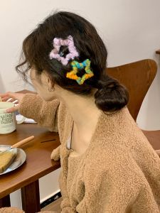 คลิปผมบิดมือแบบใหม่ ทรงผมบ้านๆ สไตล์เกาหลี ที่คาดผมสีบล็อกด้านข้าง ประดับผมด้วยขนสัตว์ เครื่องประดับผมสไตล์เกาหลี