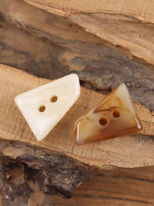 เสื้อแจ็คเก็ตขนแกะสองหน้าทรงไม่สมมาตร 30 มม. กระดุมแฟชั่น สีขาวน้ำตาล กระดุมสำหรับตกแต่งเสื้อผ้า DIY