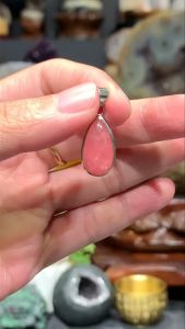 Crystal Pendant 💯 Natural Ice-Type Red Moss Agate 925 Silver Frame Benefits: Aids health alleviates depression and stress transforms energy for a joyful mood.水晶吊坠 💯天然冰种红纹石 925银框 功效: 助健康、解忧郁压力、转换能量使心情愉快😀 高high: 1.8cm 宽width: 1cm 厚度thickness: 0.7cm 重w