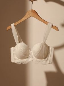 French Style Lace Bra for Young Women with Natural-looking Appearance U-shaped Cup Thin Strap Vest Style Underwear with Rear Three-row Buckle