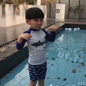 Đồ Bơi Bé Trai Dài Tay Thiết Kế 3 Chi Tiết Họa Tiết Cá Mập Dễ Thương Bộ Bơi Bé Trai Chất Liệu Co Giãn Cho Bé Từ 9-26kg HB2304