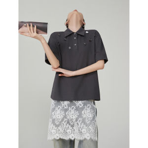 XIAODADEHUA | Grey Polo Collar T-Shirt with 3D Beaded Flower Design