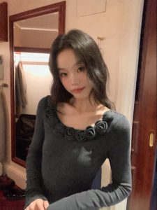ALOHA LU | Áo Sweater Knit Dáng Suông Cổ Tròn Hoa Hồng Xụp Vai