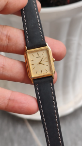 Đồng hồ nữ Seiko tank kính saphia mặt sớ vàng chạy pin hàng si
