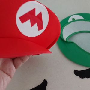 หมวกมาริโอ + หนวด หมวกเด็ก หมวกการ์ตูน Mario หมวกแฟนซี หมวกอนิเมะ ลูยจิ หมวกเขียว หมวกแดง ขนาด 56 ซม (อายุ 8-16 ปี)