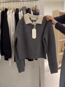 สีเทาเข้ม ปกโปโล สั้น เสื้อสเวตเตอร์ถัก บล็อกสี ผู้หญิง ฤดูใบไม้ร่วง ฤดูหนาว เสื้อท่อนบน สไตล์ญี่ปุ่นวินเทจ ทันสมัย และสบาย