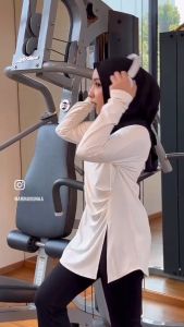 Modest active top 01 เสื้อออกกำลังกายรุ่นแรกของ N Able เนื้อผ้าดี กัน uv ดีไซน์สวย ทรงไม่รัดรูป ปิดสะโพก ใส่ทำกิจกรรมอื่นๆ[N Able Style]