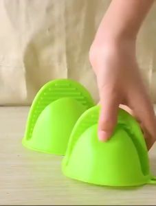 Silicone Hot Pot Holder Heat Resistant Anti-Scald Gloves Oven Mitts Trayholder Grip / Silikon Anti Panas
