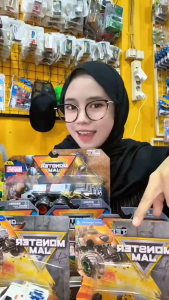 Monster Jam Marvel Captain America vs Black Panther Series 3