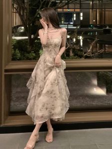 เรียบหรู ผ้าชีฟอง Tea Break Floral สายคล้อง เดรส ไม่สมมาตร ดีไซน์ เอวซับอ่อนโยนยาว กระโปรง ผู้หญิง แฟชั่นระดับพรีเมียม