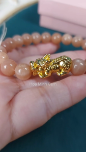Vòng tay đá Sunstone Mặt Trời (có sớ vân đá tự nhiên) size hạt 8 li phối charm xi vàng tỳ hưu nhỏ phong thủy tài lộc cát tường | Hoa Minh Gem