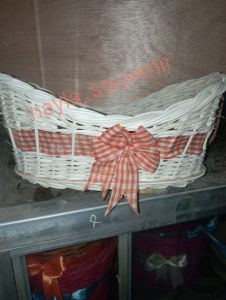 keranjang rotan bentuk perahu sudah terpasang pita