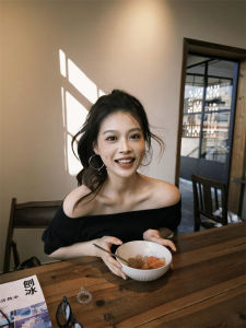 เสื้อยืดแขนสั้นสีดำลำลองสำหรับผู้หญิงในช่วงฤดูร้อน ทรงสลิมฟิต เสื้อผ้าทำงานสไตล์เกาหลี เสื้อผ้าทำงานแบบลำลอง