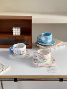 Bộ Cốc Và Đĩa Sứ Vẽ Tay Phong Cách Bắc Âu 280ml Họa Tiết Kẻ Sọc Nhiều Màu Hoa Văn Trái Tim Bầu Trời Xanh Mây Trắng Dùng Cho Trà Chiều Sữa Latte Và Tráng Miệng