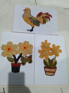 kolase biji bijian bunga bunga dan ayam jago prakarya