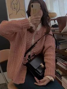 เสื้อคาร์ดิแกนถักสีขาวหลวมๆ สำหรับผู้หญิง ฤดูใบไม้ร่วง 2025 เสื้อสเวตเตอร์ถักแบบยาวคลุมไหล่ แขนยาว ปกติ อบอุ่น ใส่ได้ตลอดทั้งปี