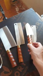 dao chặt gà  vịt ngan và các loại gia cầm trong nội trợ được làm từ thép trắng nhật không rỉ sét . đảm bảo về độ sắc và bền khi sử dụng giá tại xưởng