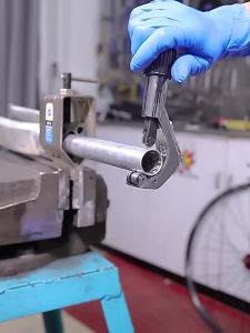 LEBYCLE | Dụng Cụ Cắt Ống Lái Xe Đạp LEBYCLE Màu Bạc Dùng Cho Xe Đạp Địa Hình Xe Đạp Đường Trường Tay Lái Cốt Yên Có Thể Tái Sử Dụng Kèm Lưỡi Dao Dự Phòng.