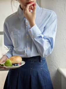 เสื้อเชิ้ตคอปกพับสีน้ำเงินสไตล์ฝรั่งเศสสำหรับผู้หญิง ทรงหลวม สไตล์คลาสสิก แขนยาว ลายทาง เสื้อเชิ้ตสไตล์เรียบง่าย
