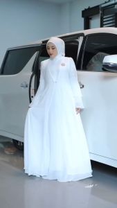 Baju Gamis Brukat Model Baru Anolla Long Dress Wanita Dewasa Pesta Kondangan Terbaru 2025 Mewah\\n\\n Mengenal Baju Gamis Brukat Wanita\\n\\nBaju gamis brukat wanita merupakan salah satu jenis pakaian tradisional yang populer di kalangan masyarakat Indonesia. Anolla Dress adalah salah satu merek yang menawarkan desain gamis terbaru 2025 dengan model baru Anolla. Baju gamis brukat wanita ini memiliki detail ukuran dan warna yang beragam, serta bahan yang berkualitas tinggi.\\n\\n Detail Ukuran Anolla Dress\\n\\nAnolla Dress menawarkan empat pilihan ukuran yang dapat disesuaikan dengan kebutuhan pengguna: M, L, XL, dan XXL. Detail ukuran baju gamis brukat wanita Anolla adalah sebagai berikut:\\n\\n- M: Ld +/- 100 cm, Pb +/- 137 cm\\n- L: Ld +/- 105 cm, Pb +/- 137 cm\\n- XL: Ld +/- 110 cm, Pb +/- 137 cm\\n- XXL: Ld +/- 115 cm, Pb +/- 137 cm\\n\\n Warna dan Material Baju Gamis Brukat\\n\\nBaju gamis brukat wanita Anolla hadir dalam lima pilihan warna yang cantik dan elegan: Moca, Caramel, Tosca, Broken White, dan Denim. Bahan yang digunakan adalah ceruty babydol premium, dengan brukat pada bagian tangan. Baju gamis ini juga memiliki fitur wudhu friendly dan busui friendly, serta zipper depan dan outer terpisah.\\n\\n Keunggulan Baju Gamis Brukat Anolla\\n\\nBaju gamis brukat wanita Anolla memiliki beberapa keunggulan yang membuatnya menjadi pilihan yang tepat untuk acara formal maupun non-formal. Beberapa keunggulan tersebut adalah sebagai berikut:\\n\\n Model Modern & Fashion Trendy\\n\\nBaju gamis brukat wanita Anolla memiliki model kekinian dan modern, serta fashion trendy. Desain ini membuat baju gamis ini menjadi pilihan yang tepat untuk acara formal maupun non-formal.\\n\\n Kelebihan Baju Gamis Brukat Anolla\\n\\nSelain model modern dan fashion trendy, baju gamis brukat wanita Anolla juga memiliki kelebihan lainnya, yaitu:\\n\\n- Belanja lebih hemat\\n- High quality\\n- Produk best seller high recommended\\n- Jahitan rapih\\n- Nyaman dipakai\\n- Produk terbaru\\n- Tidak mudah robek\\n\\n Cara Beli Baju Gamis Brukat Anolla\\n\\nJika Anda tertarik untuk membeli baju gamis brukat wanita Anolla, berikut adalah cara untuk membelinya:\\n\\n Proses Pengiriman & Garansi Produk\\n\\nProduk Anolla Dress berlaku garansi 100%, dan pengembalian barang dapat diajukan jika barang yang diterima dalam keadaan rusak dengan mengirimkan bukti foto dan video unboxing. Proses pengiriman produk juga akan dilakukan dengan cepat dan aman.\\n\\n Metode Pembayaran & COD\\n\\nMetode pembayaran yang tersedia untuk membeli baju gamis brukat wanita Anolla adalah transfer bank, kartu kredit, dan COD (cash on delivery).\n}