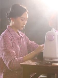 คุณภาพสูง จักรเย็บผ้าพกพาสะดวก 7.2W 12ตะเข็บ ระบบด้ายคู่ มินิ ให้ผลงานที่มาสยแว่น คู่มือกับ จักรเย็บผ้า คู่ธรรมดา ผลิตภัณฑ์ ให้มีความสวยงามที่แตกต่าง กัน