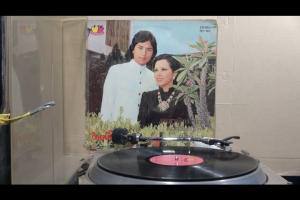 1 แผ่นเสียง 12นิ้ว g45 ชรัมภ์ - จินตนา ดอกฟ้าที่รัก ผู้ใหญ่ลี แผ่นVG+ริ้วรอยบาง เสียงรบกวนเล็กน้อย ไม่มีรอยลึก แผ่นล้างทำความสะอาดแล้ว ปกVG ขอบขาด สันทะลุ