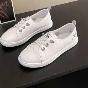 รองเท้าส้นแบนผู้หญิงแบบสวมหัวลึกฤดูใบไม้ผลิ 2024 สไตล์ใหม่ รองเท้าลำลองที่สวมใส่สบาย พื้นยาง ทรงหัวมน ทรงหัวมน สีพื้น