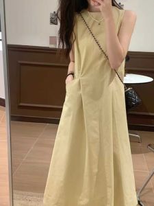 ชุดเดรสแขนกุดสีเหลืองสำหรับผู้หญิง ชุดเดรสยาวเอวสูงสไตล์เกาหลี ฤดูร้อน 2024 ชุดเดรสยาวคลุมเข่าทรงเอ