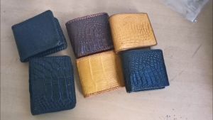 ต้องการหนังแท้ ที่ร้าน Jorakha กระเป๋าสีนำตาลเม็ดมะขาม หนังจระเข้สองพับสั้น ราคาพิเศษ