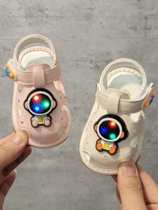 รองเท้าเดินแบบสวมสำหรับเด็ก รองเท้าแตะพื้นนุ่ม รองเท้าเด็กชายและเด็กหญิง รองเท้าเด็กวัยเตาะแตะ ไฟส่องสว่าง ฤดูร้อน 0-1-2 ปี
