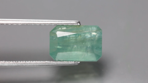 3.25 ct พลอยแท้ พลอยดิบ แกรนดิดิเออไรต์ หรือ แกรนดิเดียร์ไรท์ ทรงสี่เหลี่ยมมุมตัด สีเขียว มาดากัสการ์