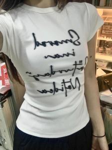 เสื้อยืดแขนสั้นทรงสลิมฟิตสำหรับผู้หญิงในช่วงฤดูร้อน ดีไซน์ด้านหน้าเป็นตัวอักษร สไตล์สาวฮอตสุดแซ่บ แขนสั้น เสื้อยืดผู้หญิง