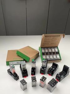 Schneider Electric | Intermediate DC Relay with Light 5A 24VDC 220VAC
